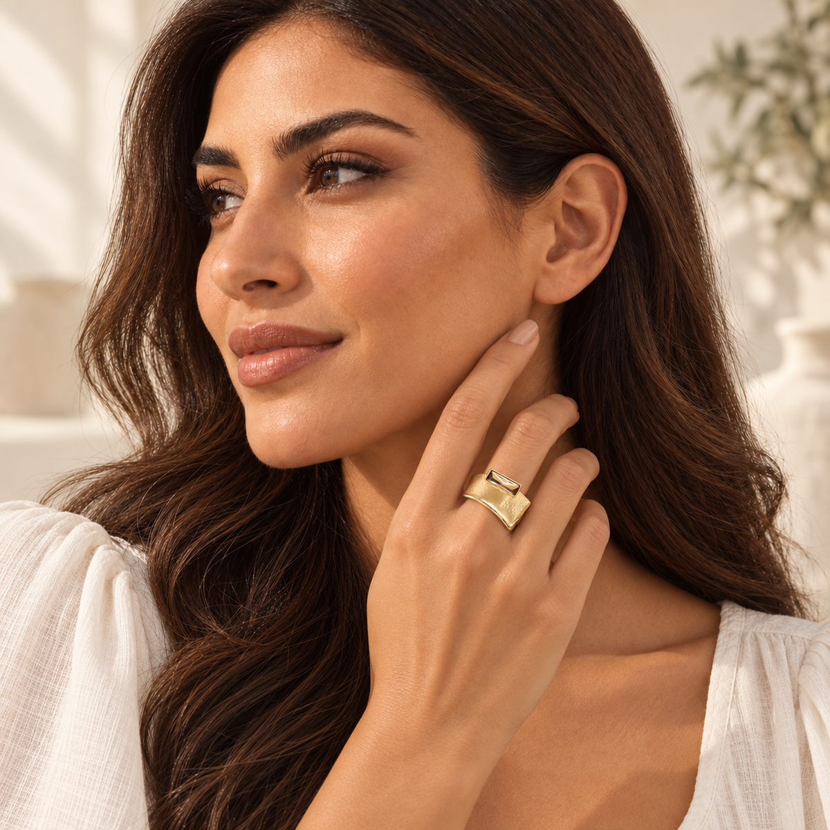 Bloomy model wearing the Champagne Fold statement ring